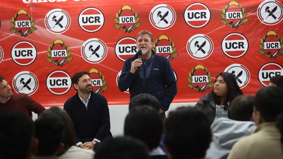 En su carácter de presidente del Comité Provincia de la UCR de Jujuy, Jorge Rizzotti (de pie) dio la bienvenida al diputado nacional platense por la Provincia de Buenos Aires, Pablo Juliano, quien fue el principal orador en la reunión.