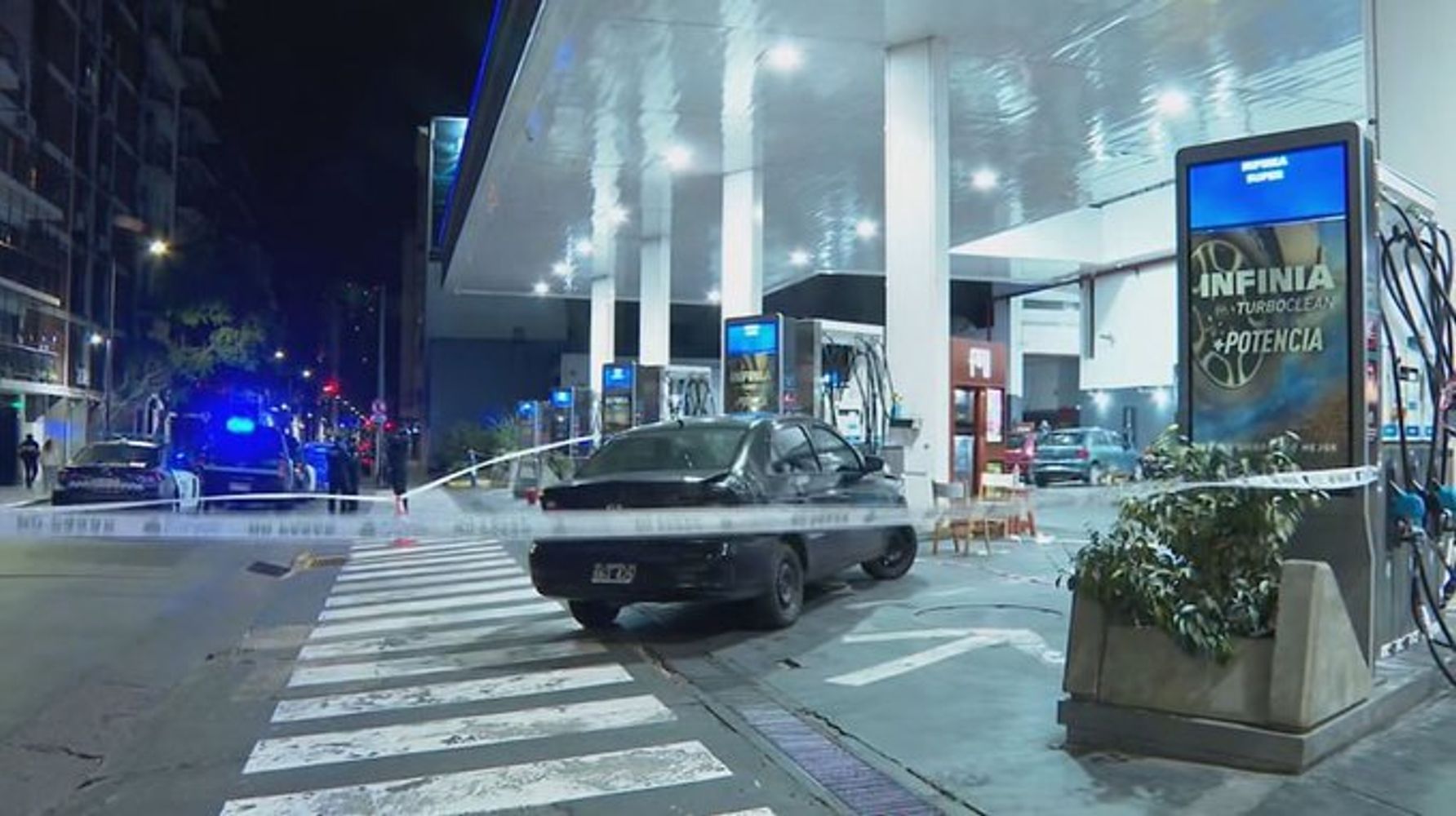 Se peleó con el playero que no le cargó gas a su auto, y apuñaló a dos personas.