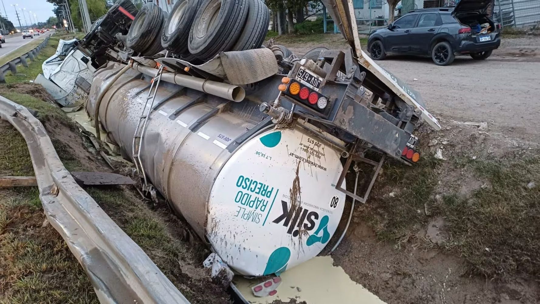 Un camión volcó cerca de Río Ceballos.