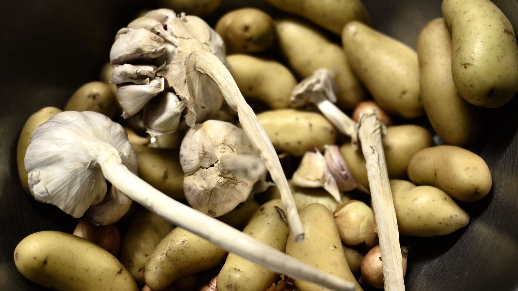 La clave de guardar las papas con el ajo.