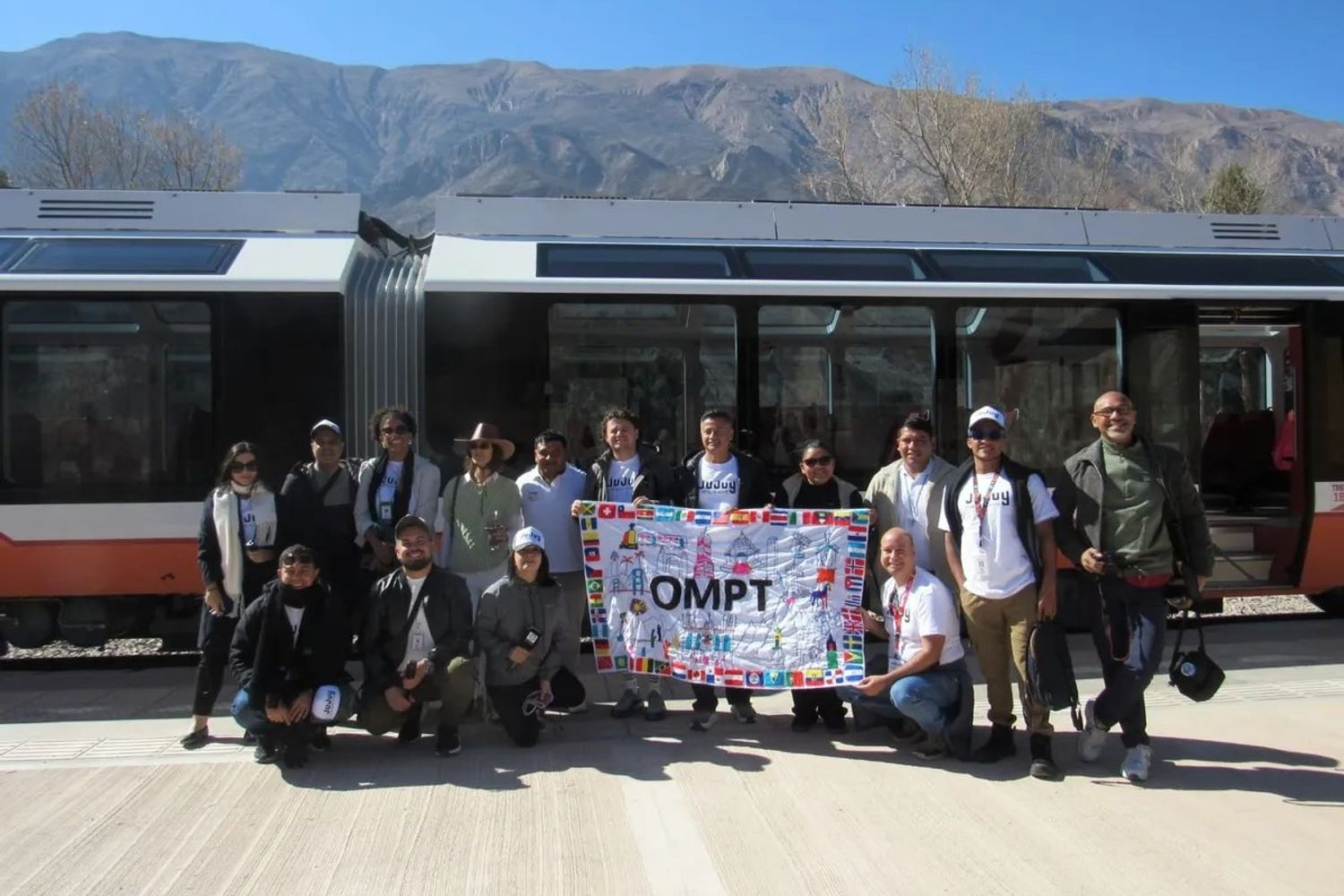 Miembros de la Organización Mundial de Periodismo Turístico (OMPT) que visitaron Jujuy el fin de semana, fueron invitados a vivir la experiencia del Tren Solar de la Quebrada.