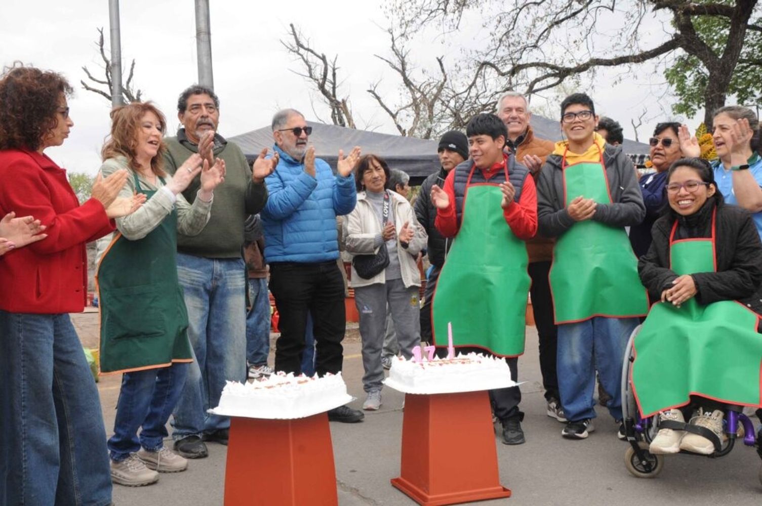 La celebración del 17° aniversario de la APPOJUY reunió a autoridades municipales, productores, integrantes de la institución y público que visitaba la exposición en el día del festejo.