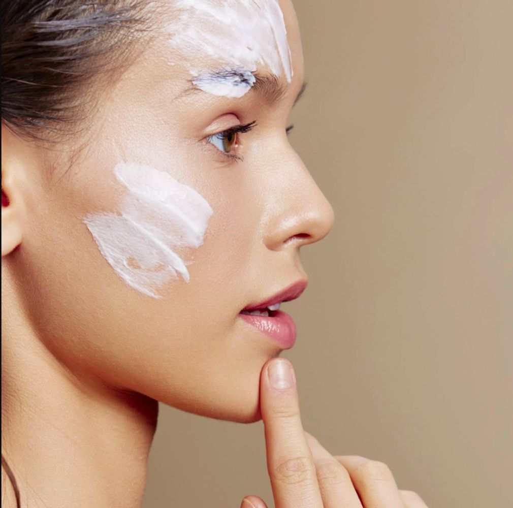 Los expertos en belleza coinciden: "Así puedes aplicar la crema Nivea para rejuvenecer el rostro y eliminar manchas"