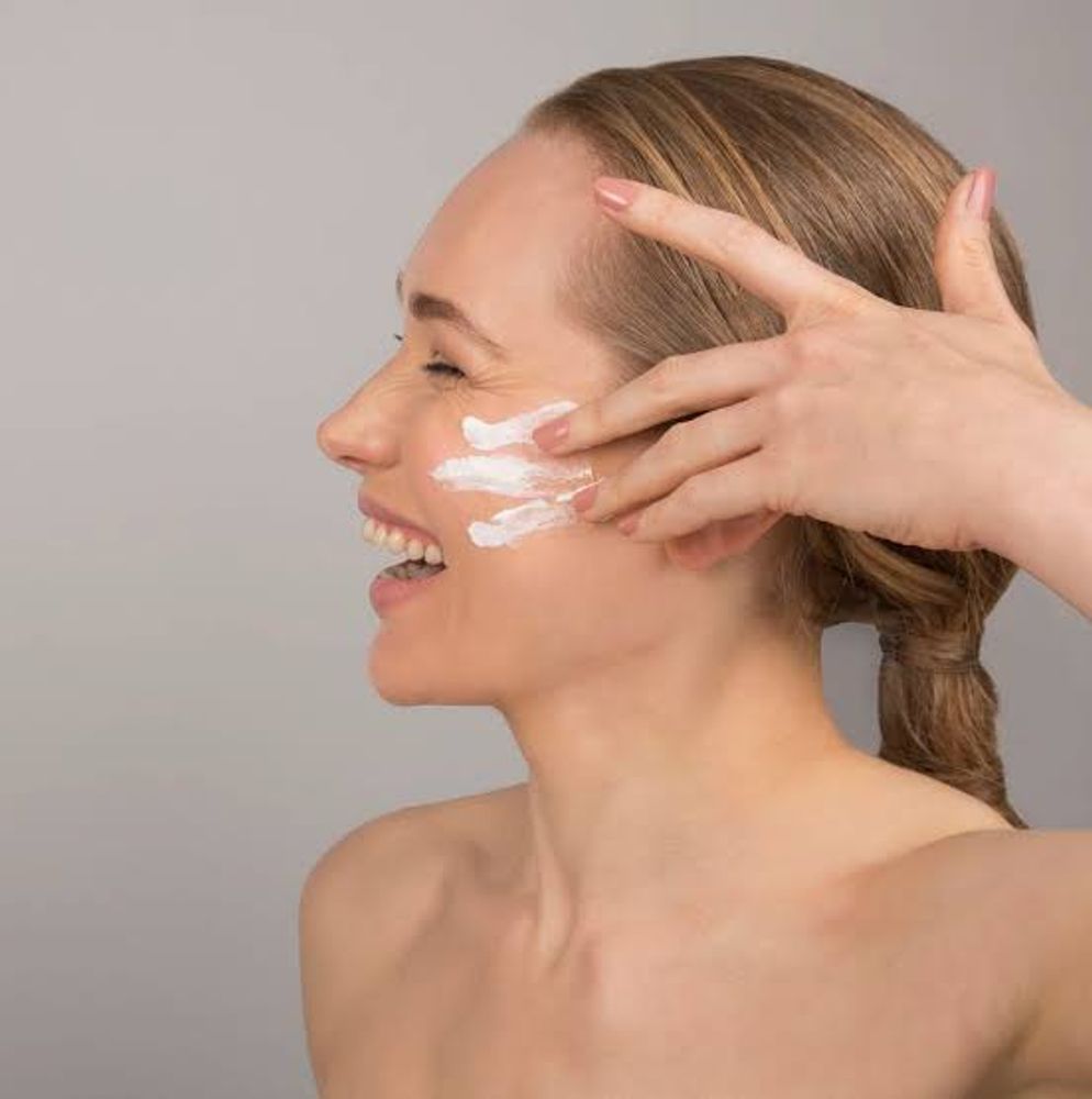 Los expertos en belleza coinciden: "Así puedes aplicar la crema Nivea para rejuvenecer el rostro y eliminar manchas"