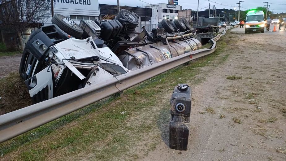 Triple choque y vuelco en Córdoba: un camión terminó con las ruedas hacia arriba