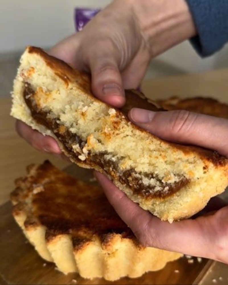 Tarta "soufflé" de coco y dulce de leche: la receta fácil que reinventa el clásico argentino para la merienda