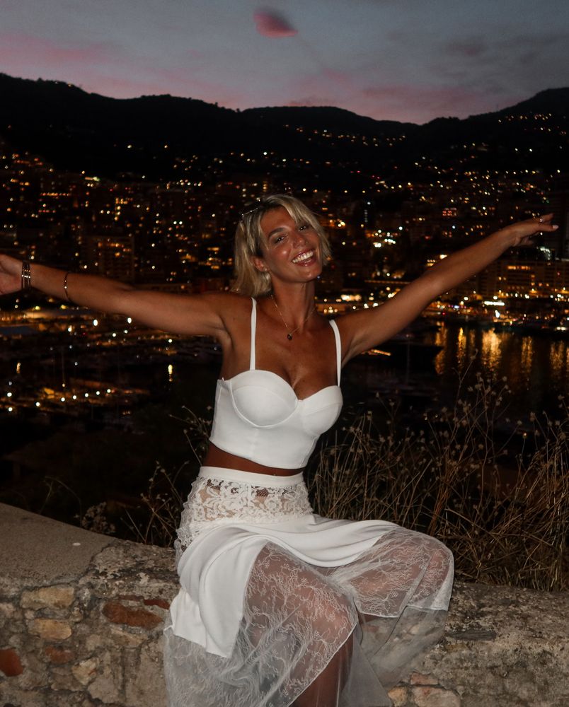 Desde Mónaco, Sara Sklate deslumbró con un look de encaje color blanco y se llevó todas las miradas