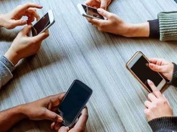 La mayoría de los estudiantes usa el celular y cuatro de cada diez presentaron señales de alerta: hay preocupación entre las autoridades