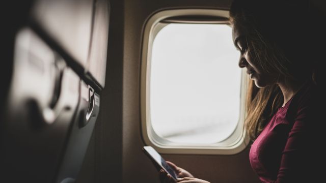 Cómo hacer para tener wifi, a veces gratis, en un avión.