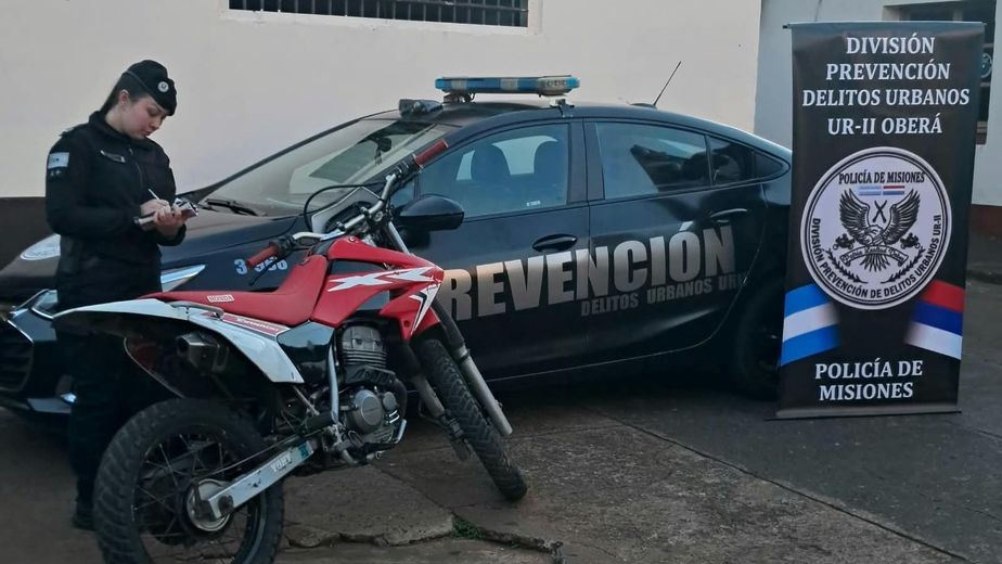 Hacía “willy” con una moto y terminó chocando un auto estacionado en Oberá.