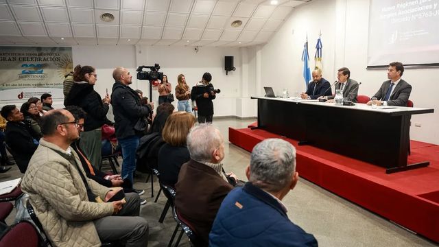El Gobierno de Jujuy oficializó el decreto n.º 5763-JG-2026, que implementa un nuevo Régimen Simplificado para la presentación contable de asociaciones civiles, simples asociaciones y fundaciones. El acto se cumplió en la sede del Consejo Profesional de Ciencias Económicas de Jujuy.
