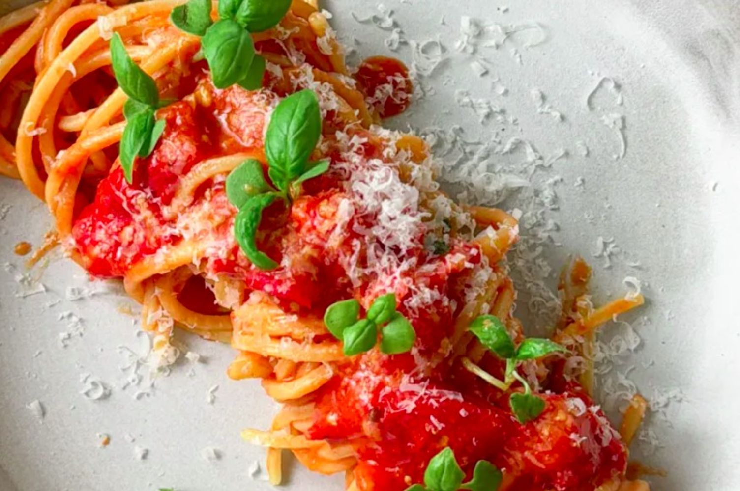Expertos en nutrición lo confirman: "La cena más sana y perfecta no es la ensalada de toda la vida sino una receta con pollo y pasta"