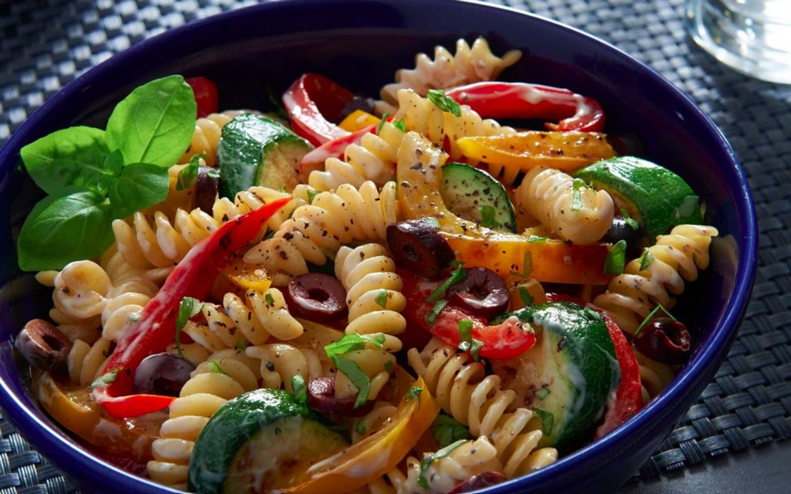 Expertos en nutrición lo confirman: "La cena más sana y perfecta no es la ensalada de toda la vida sino una receta con pollo y pasta"