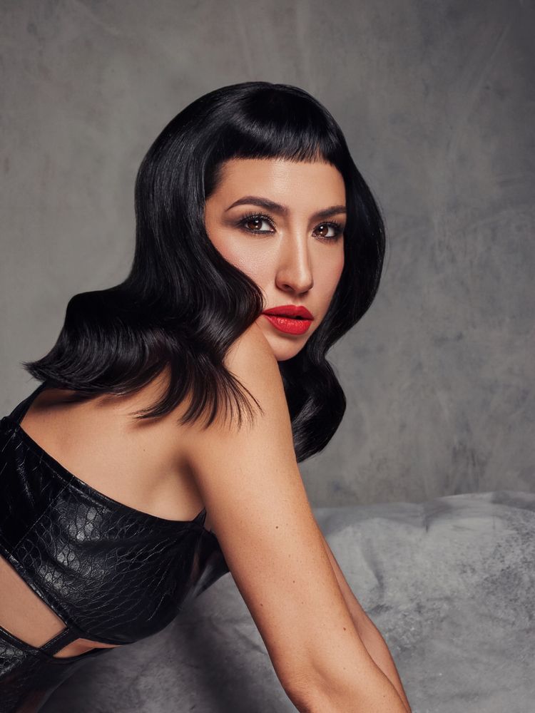 Ecocuero texturizado y rojo furioso: Sofía Gala marcó tendencia con un look total black estilo retro