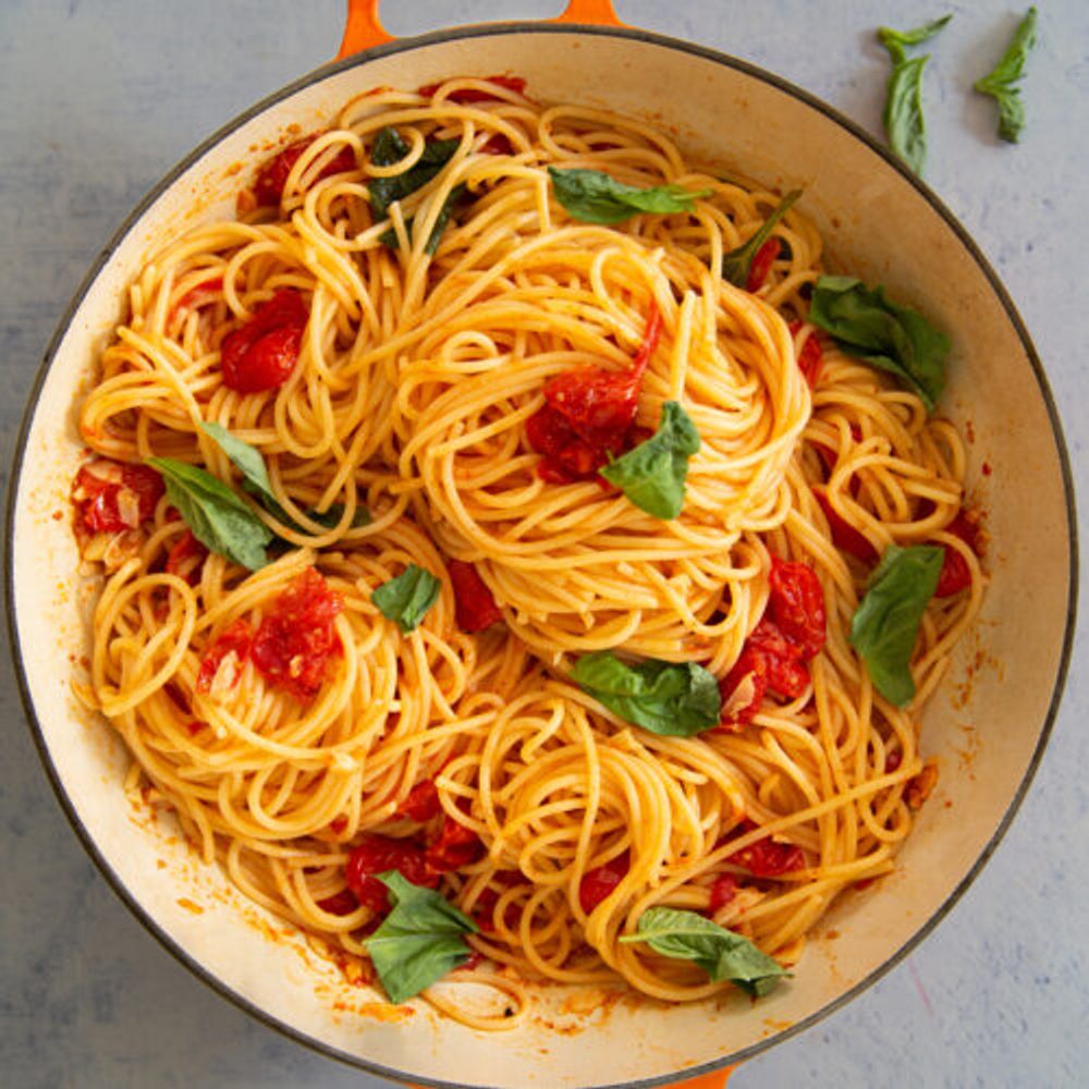 Expertos en nutrición lo confirman: "La cena más sana y perfecta no es la ensalada de toda la vida sino una receta con pollo y pasta"
