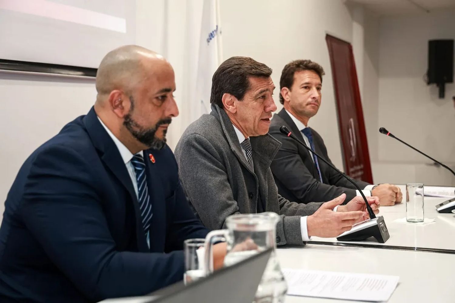 De izquierda a derecha, el presidente del Consejo Profesional de Ciencias Económicas, José María Torino; el gobernador Carlos Sadir y el fiscal de Estado, Diego Cussel, en la presentación oficial del régimen simplificado para asociaciones civiles y fundaciones.