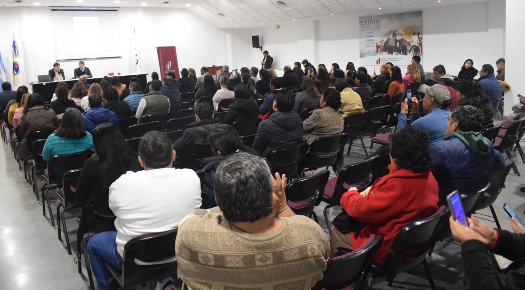 La presentación del nuevo Régimen Simplificado para Asociaciones Civiles, Simples Asociaciones y Fundaciones estuvo destinada a representantes de asociaciones, fundaciones y profesionales matriculados, que colmaron el salón de conferencias del Consejo Profesional de Ciencias Económicas de Jujuy.