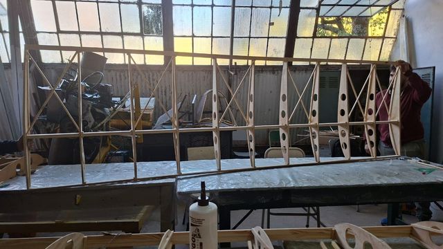 Alumnos de “La Base” construyen un avión experimental y buscan el apoyo de la comunidad.