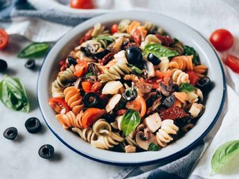 Expertos en nutrición lo confirman: "La cena más sana y perfecta no es la ensalada de toda la vida sino una receta con pollo y pasta"