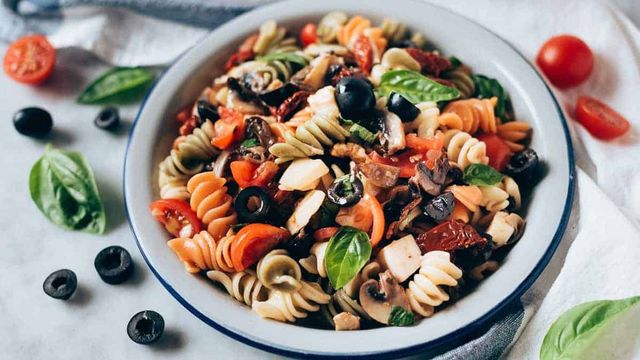 Expertos en nutrición lo confirman: "La cena más sana y perfecta no es la ensalada de toda la vida sino una receta con pollo y pasta"