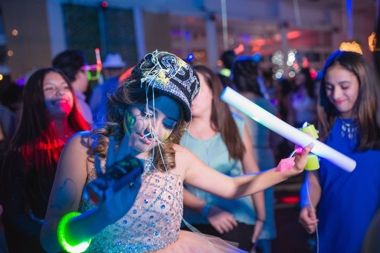 Cuánto se regala cambia según la relación con la quinceañera.
