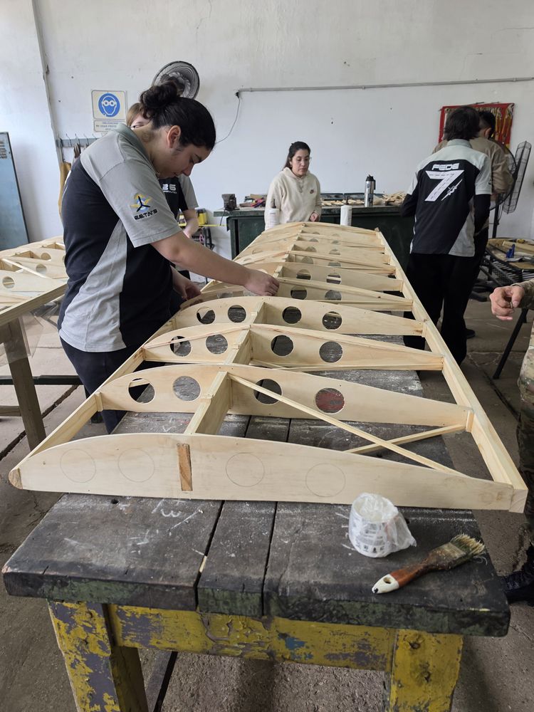 Alumnos de “La Base” construyen un avión experimental y buscan el apoyo de la comunidad.