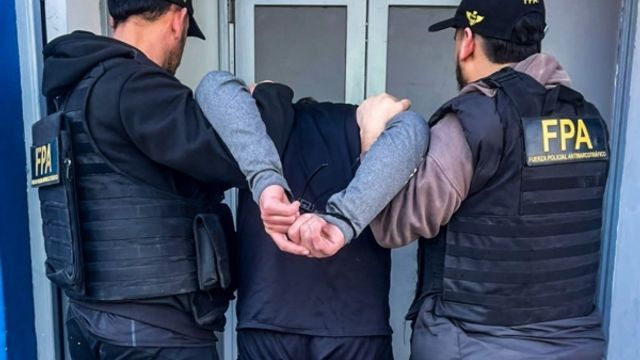 El detenido fue capturado por la Fuerza Policial Antinarcotráfico durante un operativo realizado en Cosquín.