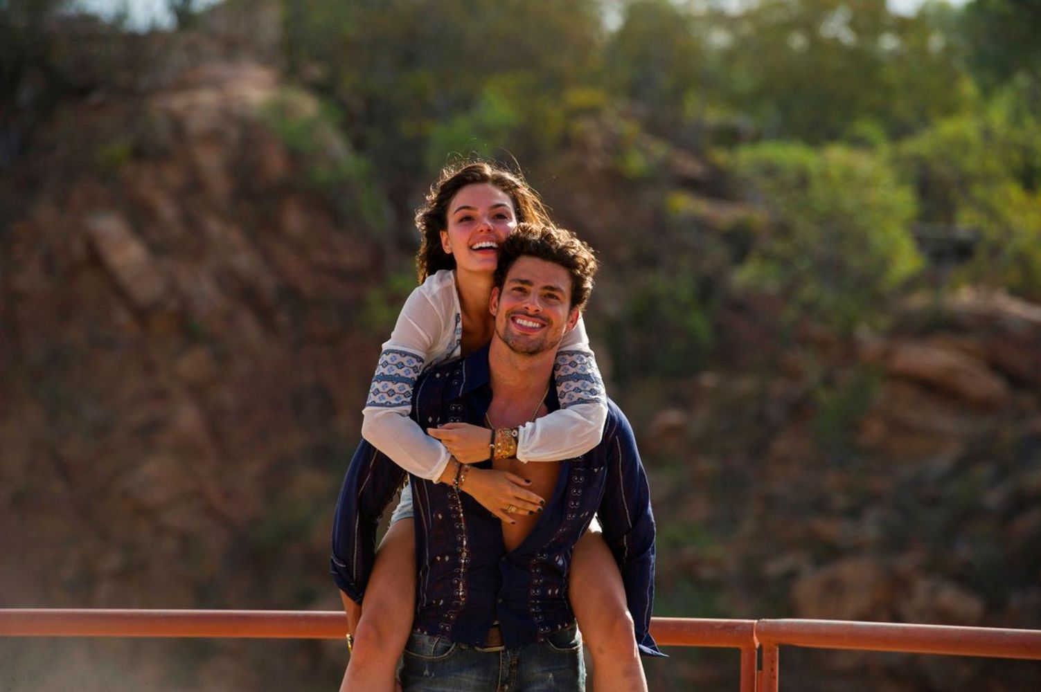 Cauã Reymond e Isis Valverde en "Amores Robados".