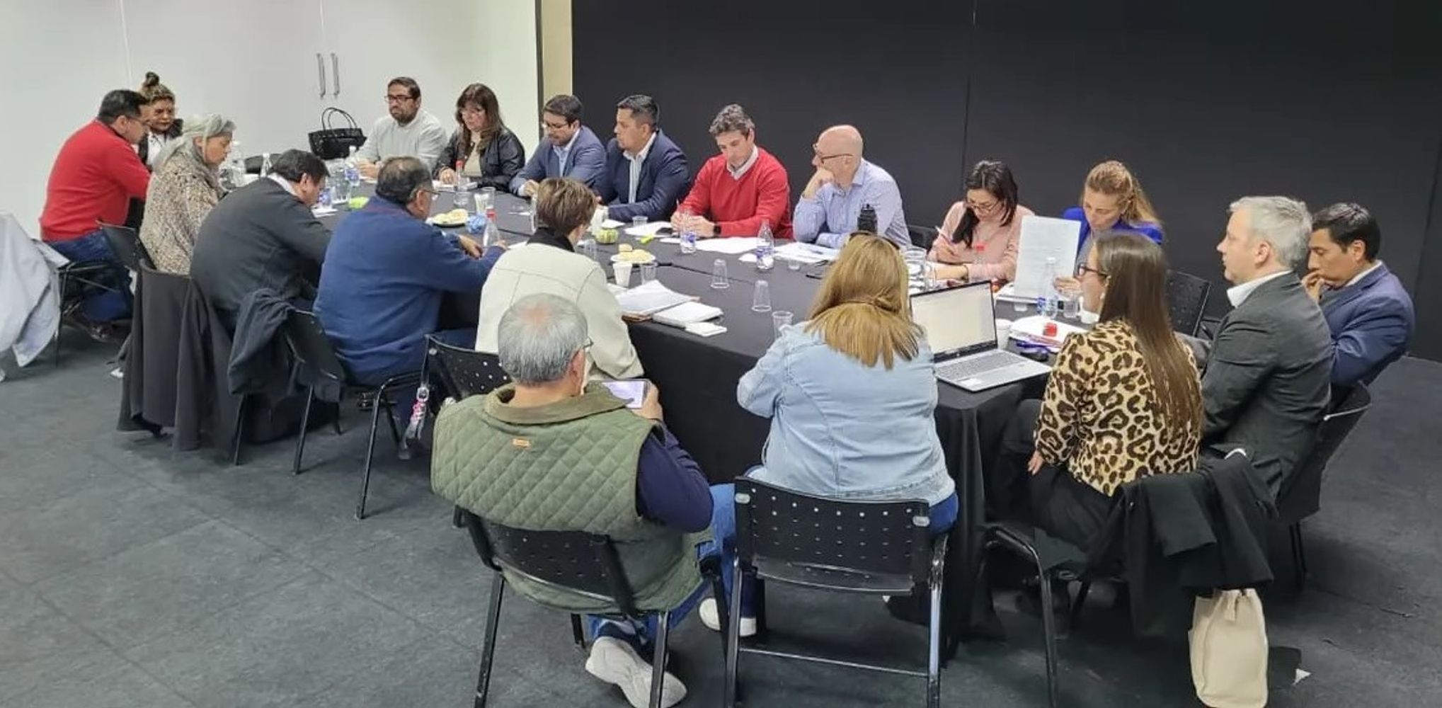 En el marco de las negociaciones paritarias con los sindicatos de la administración pública, el Gobierno de Jujuy aceptó la contrapropuesta del 6% y garantiza elevar a un millón de pesos el salario inicial estatal.