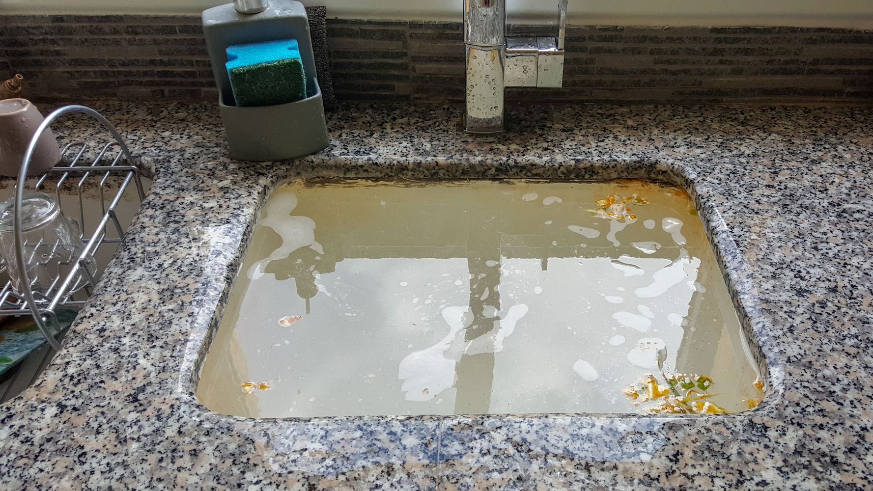 El caos cuando el desagüe de la cocina se tapa.