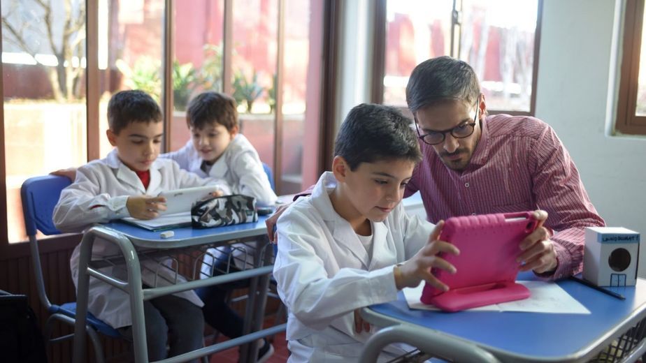 Personal lanza talleres gratuitos de inteligencia artificial para docentes de todo el país