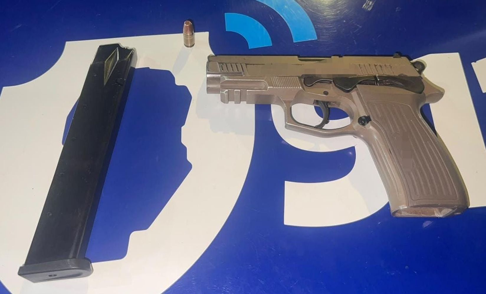 El arma secuestrada en barrio Marqués Anexo.
