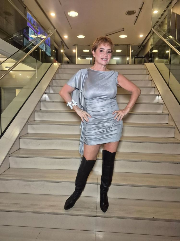 Vestido metalizado y botas de caña alta: Nancy Pazos arrasó con un audaz look y se llevó todas las miradas