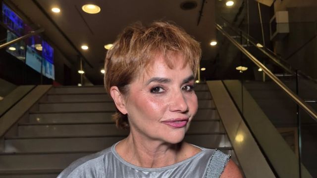 Vestido metalizado y botas de caña alta: Nancy Pazos arrasó con un audaz look y se llevó todas las miradas