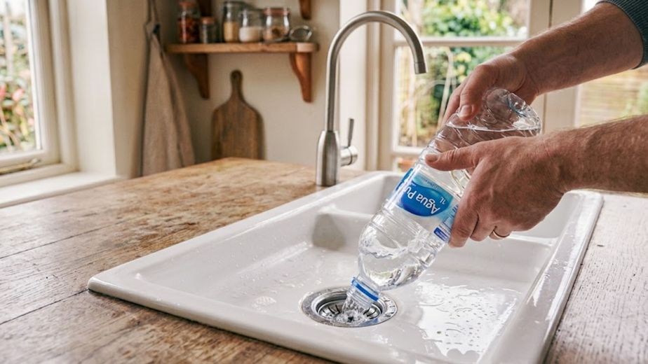 Los plomeros expertos instan a poner una botella de plástico con agua en el desagüe de la bacha: por qué y para qué sirve
