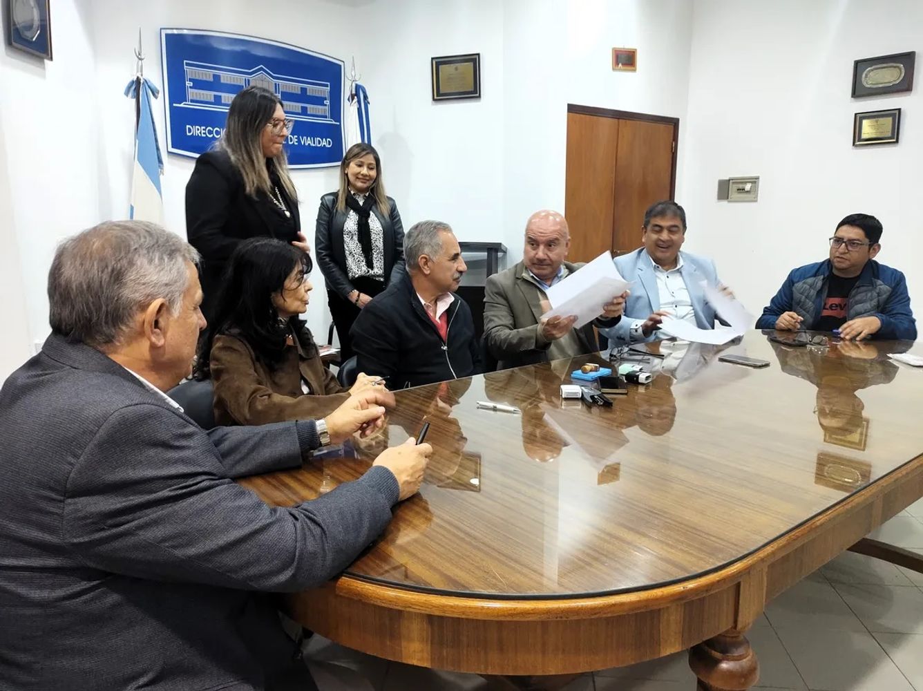 En la apertura de las propuestas para la formulación del proyecto para la RP1 participaron el presidente de la Dirección Provincial de Vialidad, Hugo Ponce, y los vocales René Weibel y Guillermo Bulacio; y por el Ministerio de Hacienda y Finanzas de Jujuy, la secretaria de Programas y Proyectos Estratégicos de la Provincia, Marcela Montiel; la coordinadora de esa Secretaría, Natalia Paco; y el coordinador ejecutivo Pablo Sequeiros Álvarez.