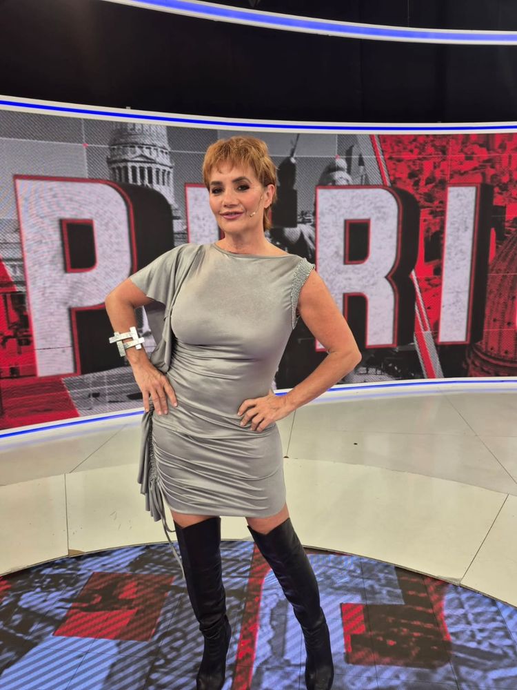Vestido metalizado y botas de caña alta: Nancy Pazos arrasó con un audaz look y se llevó todas las miradas