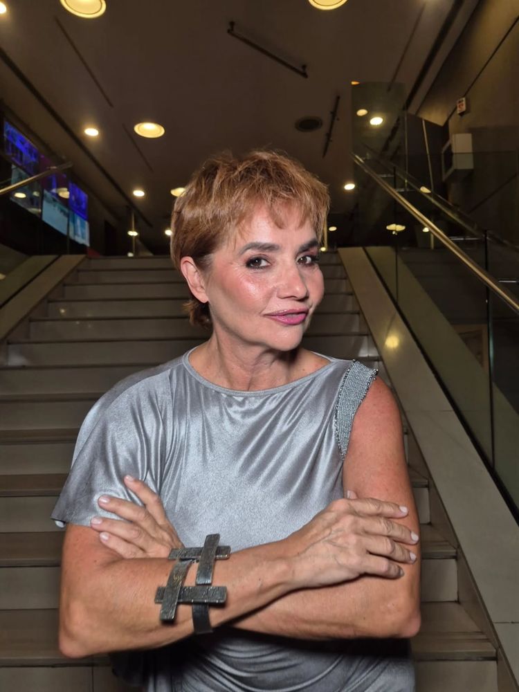 Vestido metalizado y botas de caña alta: Nancy Pazos arrasó con un audaz look y se llevó todas las miradas