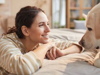 Los psicólogos coinciden: quien habla a su perro como si fuese un humano, no sólo refleja un alto nivel de empatía sino capacidad para regular emociones