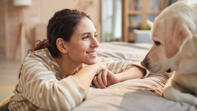 Qué dicen los psicólogos sobre las personas que le hablan a sus perros.