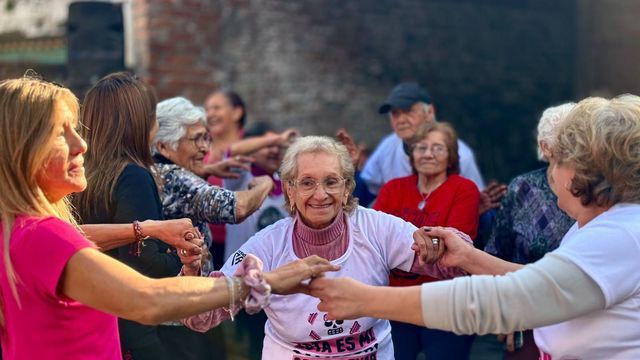 El espacio, sostenido por la fundación Tu Mano Amiga, ofrece talleres de zumba, canto, costura y manicura, entre otras propuestas.