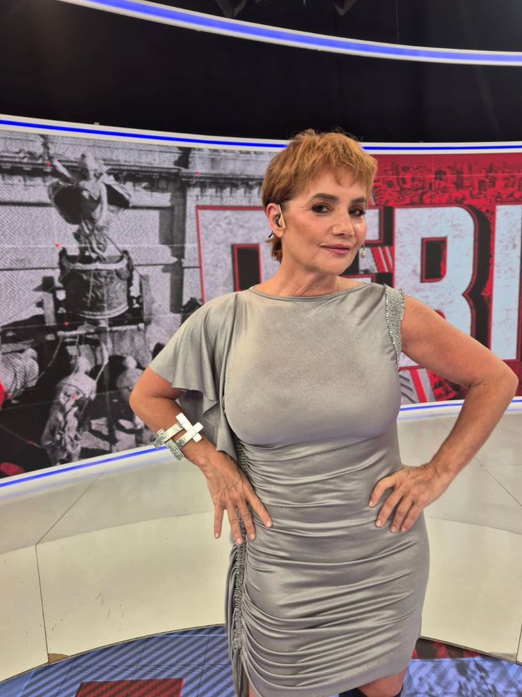 Vestido metalizado y botas de caña alta: Nancy Pazos arrasó con un audaz look y se llevó todas las miradas