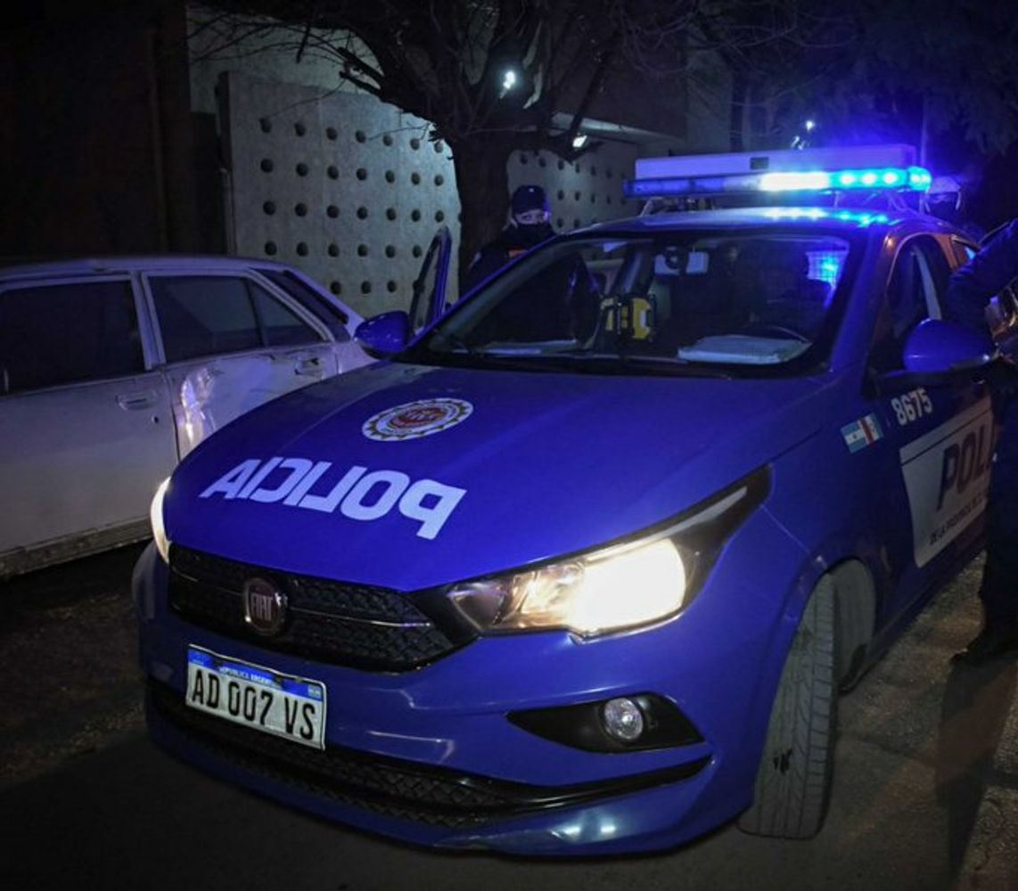 Efectivos policiales encontraron a un hombre al costado de un auto, e intentaron reanimarlo.