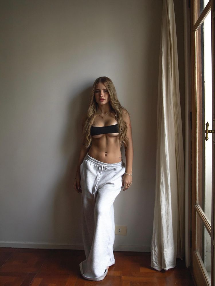 Coti Romero apostó por un microtop en tendencia y arrasó con un look "underboob" que se robó todas las miradas