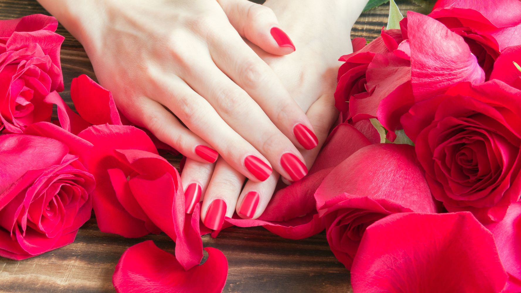 Uñas rosadas, rojizas.