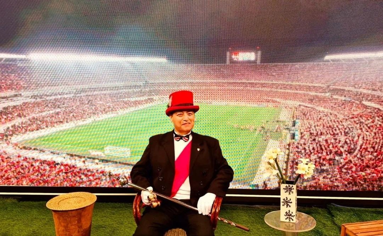 "Con galera y bastón", el emblemático hincha de River Plate.