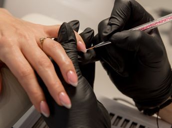 Los expertos en belleza lo confirman: este es color de uñas que más se va a llevar este año y que rejuvenece al instante