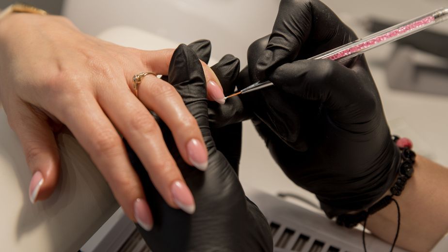 Los expertos en belleza lo confirman: este es color de uñas que más se va a llevar este año y que rejuvenece al instante