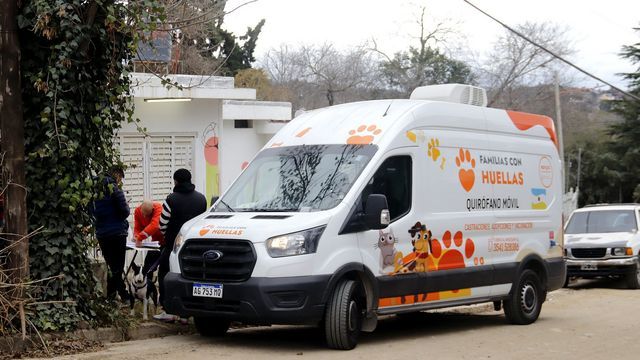 Familias con Huellas acerca servicios gratuitos para el cuidado de perros y gatos.