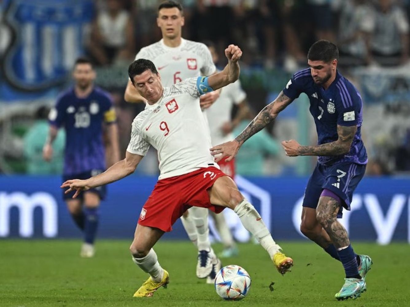 Robert Lewandowski y Rodrigo De Paul.
